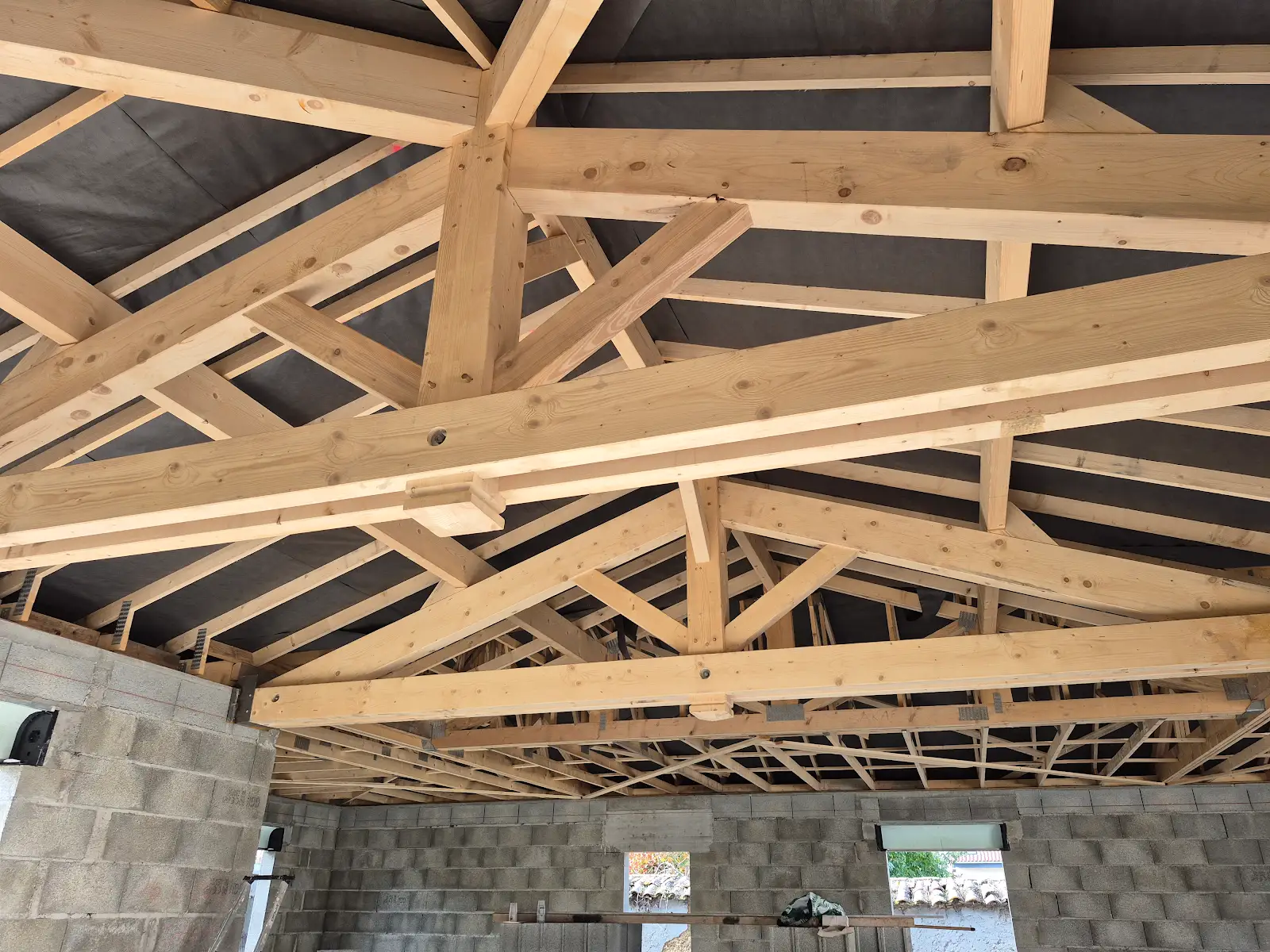 charpente traditionnel en penetration dans une charpente typ fermette sur maison neuve (1)
