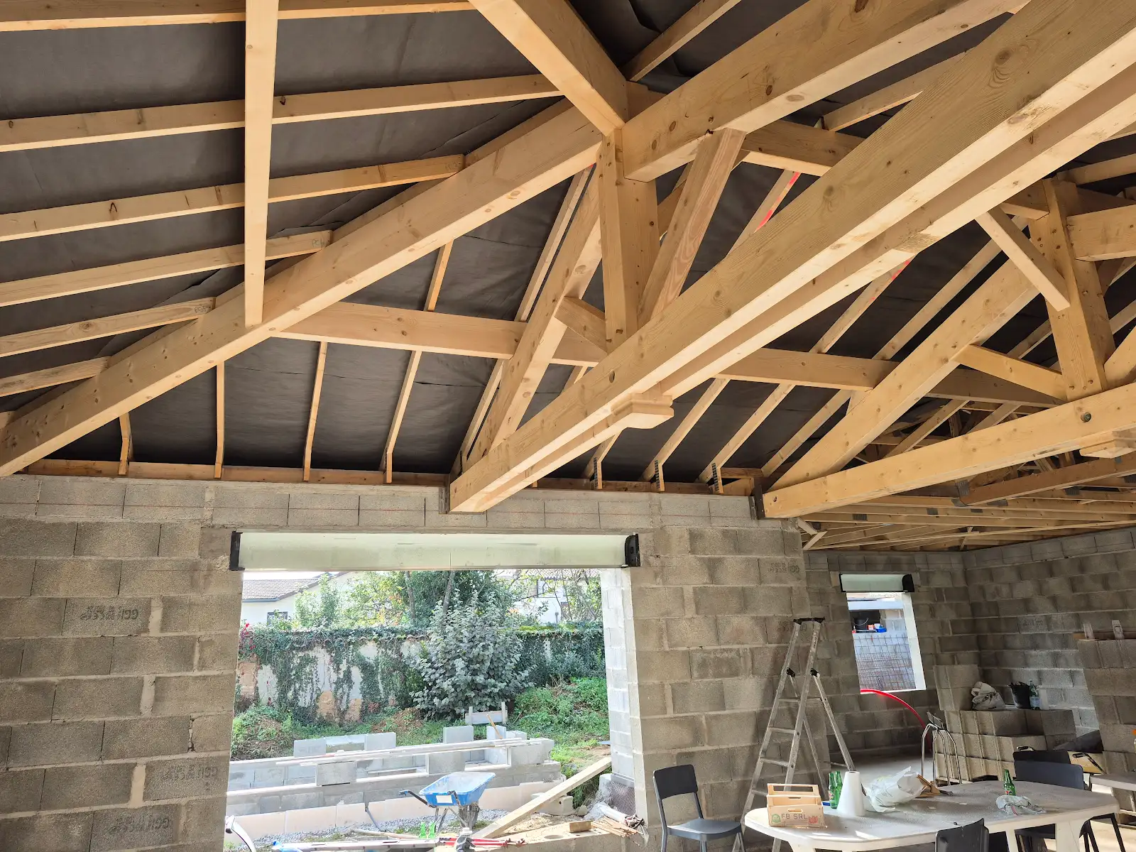 charpente traditionnel en penetration dans une charpente typ fermette sur maison neuve (2)